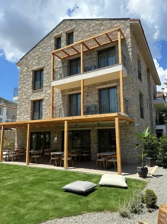 VİLLA Kantarli Отели рядом с достопримечательностью «Can Yücel Sokağı»