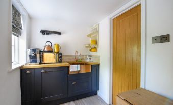Executive Suite with Private Hot Tub Skytv