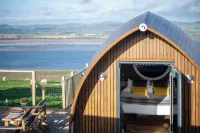 Seaview Cabin Sleeps 2 -Hot Tub -Smart Tv -Parking Hotels in Cupar
