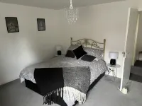 2 Bed-Sleeps 4-Sea View-Pet Friendly-Parking Hotels in Llanelli