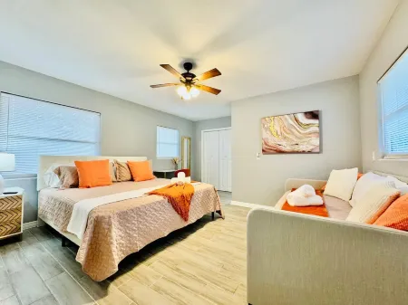 Pet-Friendly Lakeland Stay King Bed Cozy Court Отели в г. Кристл-Лейк