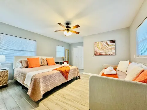 Pet-Friendly Lakeland Stay King Bed Cozy Court Hotels in Crystal Lake