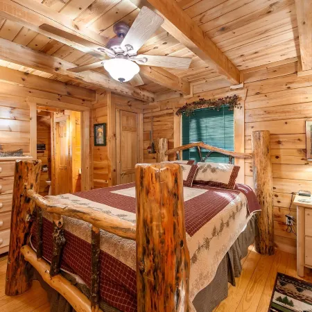 Moose Tracks 3 Bedroom Cabin by Redawning