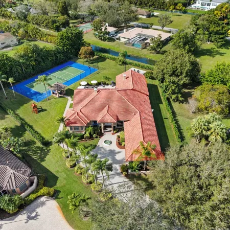 Spacious Home Wpool Tennis Court