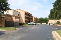 Baymont by Wyndham Columbia Northwest - parking