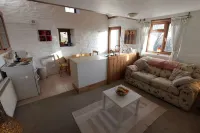 Inviting 2-Bed Cottage in Newcastle Emlyn Hotels in Manordeifi