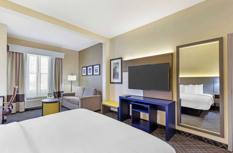Comfort Suites Hanes Mall