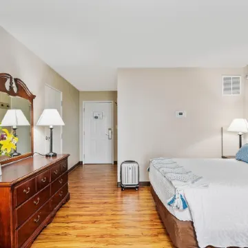 Top Floor Handicap Accessible Bay View