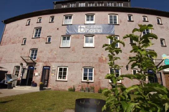 Blue Doors Hostel Ktv