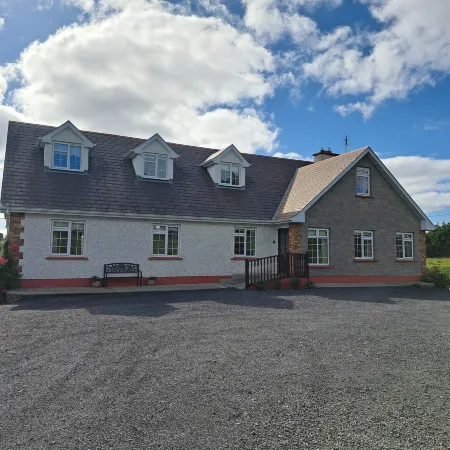 Spacious 6 Bed House 10 Minutes from Knock Airport