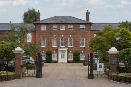 1 Bed House, Free Parking, Braintree City Centre with Sky TV Отели в г. Брейнтри