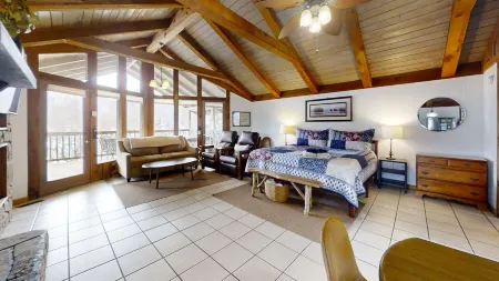 Riverview 1 Bedroom Cabin by RedAwning