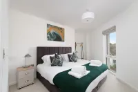 Town Center 2 Bed Serviced Apartment 8 Hotels near Kingston University - Seething Wells Halls of Residence
