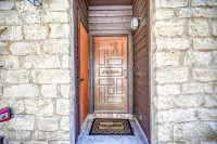 Luxurious Riverfront Condo Just 1 Blk to Schlitterbahn! Hoteles en New Braunfels