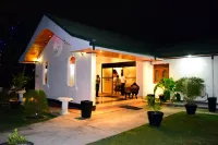 Guruge King's Island Resort Hotels in Munnakkara