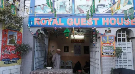 Royal Guest House Отели рядом с достопримечательностью «Jinnah Efficiency School Ground Cantt»