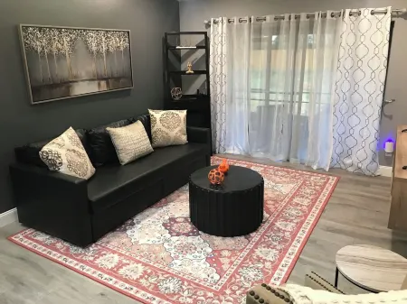 Charming 2-bedroom townhome in fabulous Orlando, family and pet friendly