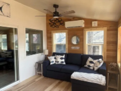 Charming 3-bedroom house with beautiful views of the Wolf River!