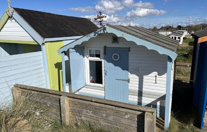 Cosy, traditional Norfolk cottage with option to book beach hut (seasonal)