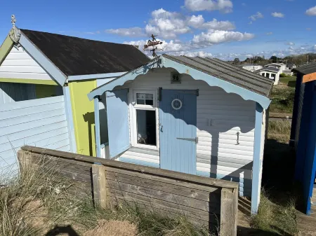 Cosy, traditional Norfolk cottage with option to book beach hut (seasonal)