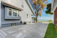 Enjoy Lakefront living with family!