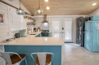 The Bunkhouse “ 5 minutes to I-75” Unique Loft across Brewery & Wedding Venues.