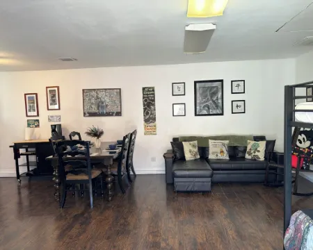 CONTEMPORARY CALIFORNIA BUNGALOW Hotels in Brea