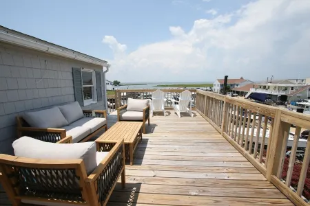 Beach Haven Getaway, Family Friendly, Spectacular Sunsets over Mordecai Island.