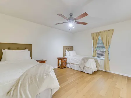 Entire home in Del Valle with backyard. Pet-friendly! Отели рядом с Аэропорт Бергстром