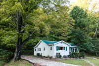 WiFi & Pet Friendly - Alice Rocks near Cave Run Lake & Red River Gorge! Hotels in Frenchburg