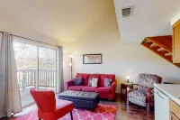Relaxing condo with loft, electric grill, balcony, deck, washer/dryer, & WiFi Hotels in Branson