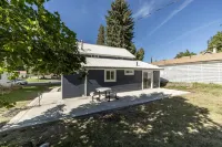 Private Backyard and Modern Amenities - Vibrant Cozy Retreat