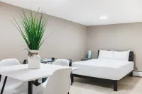 GoldenStudio 20Min NYC|GameTable+HeatedPool + PS5 Hotels in Bayonne