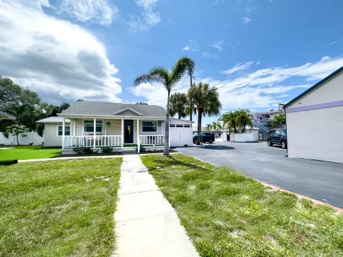 Refreshing Pool and Cozy Fire Pit - Stylish Charming Hideaway