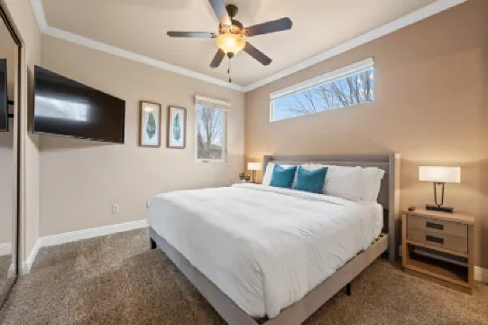 Luxury 2BR 2BA Apartment with Pool, Gym & Theater Hotels in 