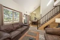 Mountain Views and Private Deck - Charming Family Retreat Hotel a Granby