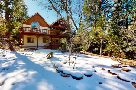 Private alpine hideaway with fireplaces, furnished deck, & designer kitchen - dog-friendly Отели рядом с достопримечательностью «Библиотека Лейк Арроухед Бранч»