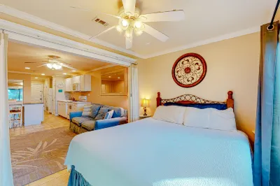 Water view studio with a patio, pool access, and central AC - snowbird friendly 나바르 비치 시 투르틀 컨저베이션 센터 주변 호텔