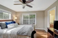 Guntersville  Lakefront Home. Pool & Boathouse. Pontoon boat & jet skis rentals - balcony