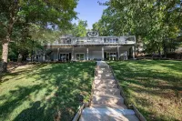 Dock, Kayaks and Fire Pit for Ultimate Relaxation - Serene Lakefront Haven