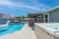 Private Pool, Hot Tub and Game Room - Elegant Tranquil Oasis