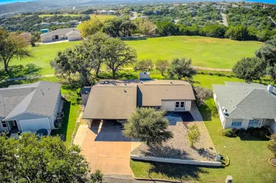 Peaceful mid-century escape with screened porch & lake access Hotels in Hudson Bend