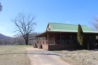 Riverside Secluded Retreat with WiFi, Riverfront, 3 Acres Hotels in Barren Fork Township