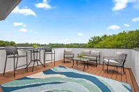 Unique Rooftop Patio and Game Room - Stunning Rooftop Oasis Hotel di Clarksville