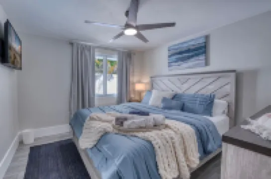 Hot Tub, Hammock, Outdoor Shower and Fire Pit - Luxurious Oasis