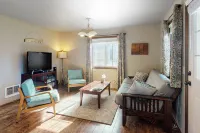 Dog-Friendly Cottage w/ Deck, WiFi & Washer/Dryer - Near Beaches, Clamming Hotels in Oceanside