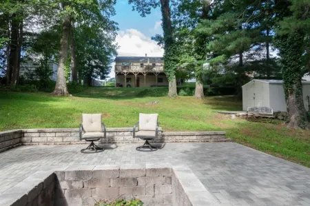 Spacious Haven with Fire Pit and Scenic Yard - Charming Retreat Отели рядом с достопримечательностью «Karabin Farms»