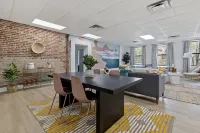 Charming Loft with Artistic Flair and Spacious Living - Delightful Getaway