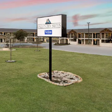 Eagle's Den Suites Cotulla a Travelodge by Wyndham