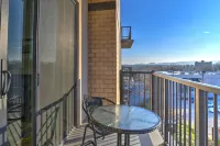 Spacious Sunset View and Secure Access - Inviting Coastal Retreat